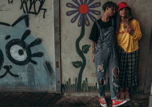 Jobs de Ele cantor e compositor, ela formada em publicidade.