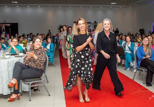 Eventos de Desfile da Divina Rosa Brasil no 32° encontro da Mulher Policial de Santa Catarina
