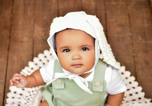 Ensaio Infantil de Manu tem sua primeira páscoa e com sentido real da páscoa.