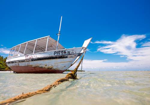 Paisagem de Barco em Piscina Natural