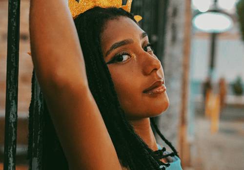 Ensaio de Yani e sua Beleza Radiante no Carnaval