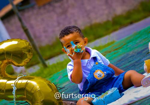 newborn de Bernardo smash the cake