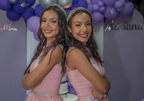Debutantes de 15 anos das gêmeas Julia e Mariana