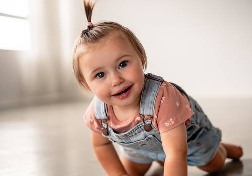 Ensaio Família de O ensaio de 1 ano da Bella | Ensaio de bebê em estúdio Curitiba