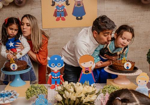 Aniversário de  Festa de aniversário da Babi e Duda 4 anos - tema Frozen e heroínas - Festa em casa - Curitiba/PR