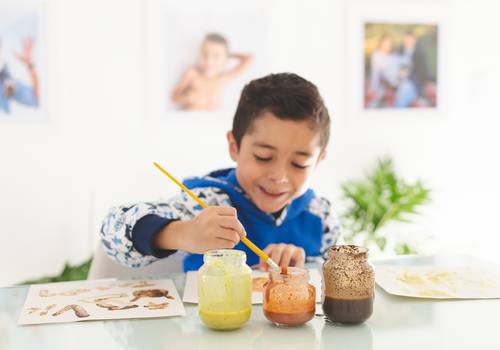 Atividade Sensorial com tintas naturais