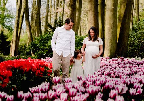 Family of Last-minute booking process for a pregnancy session in Keukenhof