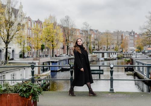 Portraits of Monochrome Magic: Perfect Outfits for Quick Amsterdam Photo Sessions