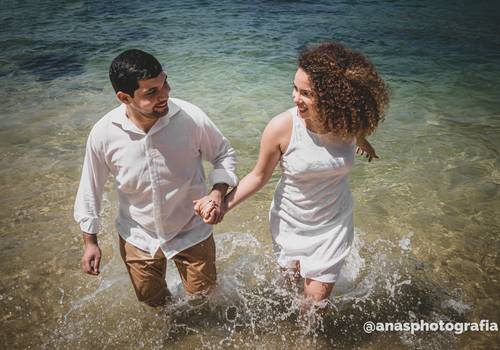 Pré-Wedding de Noivado com ondas de amor