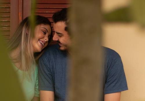 Ensaio de Casal de Pré-Wedding - A Shara e o Daniel imaginando a sua vida no campo, lá no futuro, após uns 40 e poucos anos de casados... 