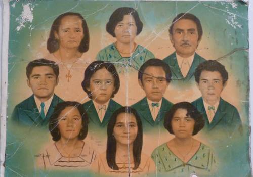 As memórias da família brasileira numa fotopintura na parede