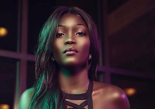Modelo com a tonalidade de pele mais escura do mundo se torna ícone de beleza e diversidade