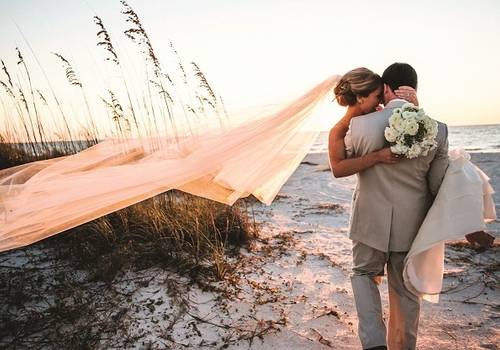 Superstições de casamento: O noivo carrega a noiva no colo.