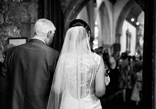 Superstições de casamento: Chegada à igreja.