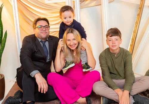 Estúdio de Sueli e Cristiano = Vinicius e Henrique = família