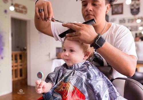 Primeiro corte de cabelo do bebê