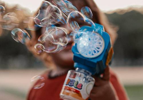 Família de Pé na grama e gente reunida