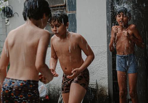 Família de Banho de Chuva na casa da Vó