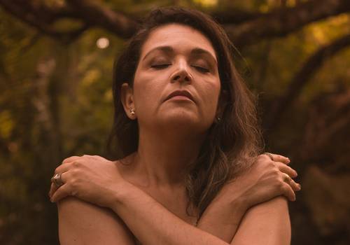 Ensaio feminino de Ensaio conexão com a natureza e consigo - sentimentos e sensações reais 