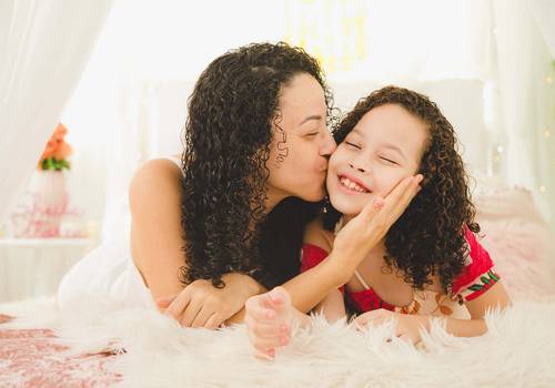 Família de Ensaio Quarto Rosa Mãe e Filha