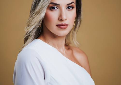 Retratos de Dra. Gysellen Macêdo em estúdio | Zohaib Saleem