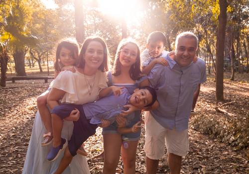 Família de 6 anos dos trigêmeos