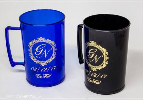 Copos e canecas para lembranças de formatura feitos pelo Estúdio Héstia 