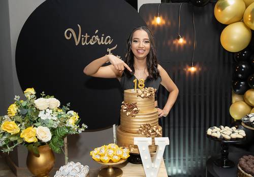 Aniversário de Vitória - 18 anos