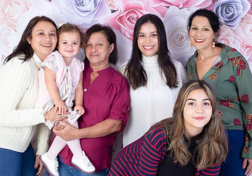 Família de Pri, Maria Fernanda, Ivani, Carla, Mariele, Ana, Selma e Maicon (Dia das Mães)