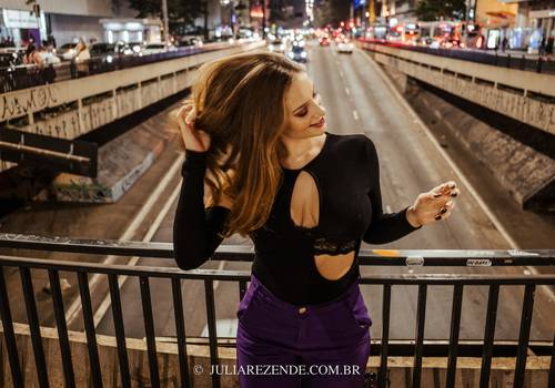 Debutante de Ensaio Fotográfico Debutante: Avenida Paulista - Isa