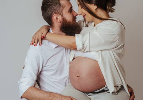 Gestante de Ensaio Fotográfico Gestante e Casal: Estúdio Julia Rezende Fotografia - Camila e Michel