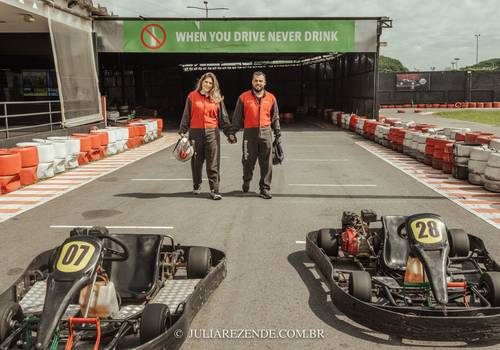 Ensaios de Ensaio Fotográfico Casal: SpeedLand Kart Center - Amanda e André