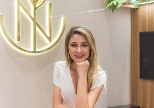 Corporativo de Flávia Dias