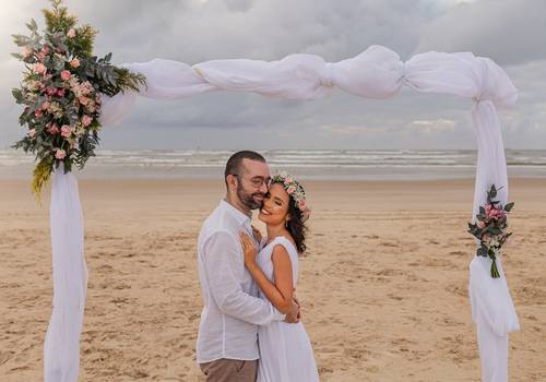 Casamentos de Lorene + Rafael - Elopement na Praia de Atalaia