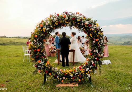 Casamentos de Casamento nas montanhas Thais e Vagner