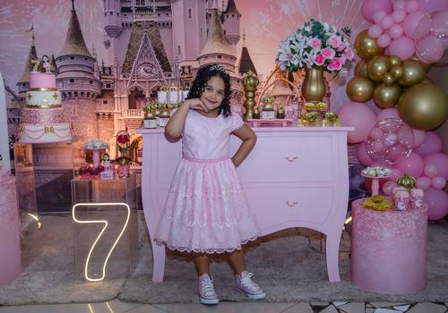 Aniversário Infantil  de Aniversário da Flora – 7 Anos de Encanto e Alegria
