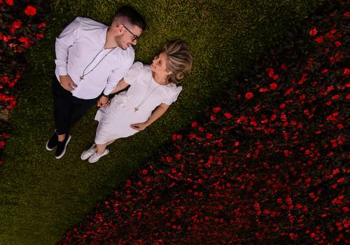 Ensaio pré casamento de Ensaio pré casamento no Mátria Parque de Flores | Jennifer & Bernardo