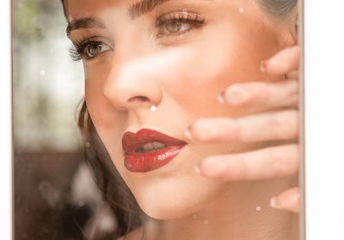 Retratos de Yngrid Konrath | Através do vidro ela exibe sua beleza