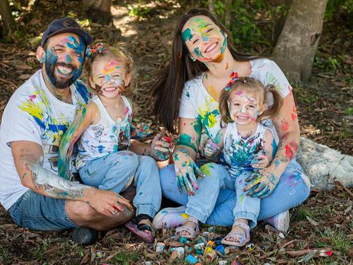 Família de Angelina e Antonela - O dia em que a floresta virou um mundo de cores