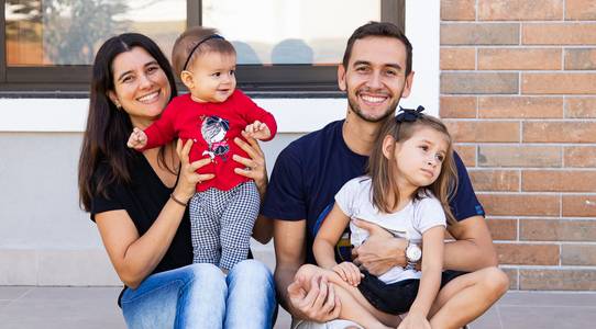 família de Retratos á porta