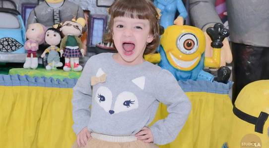 Festa Infantil de Aniversário da Laís - Tema Minions com personagens e apresentação