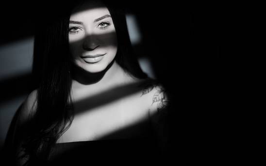 Estúdio  de Ellen – Ensaio Feminino de 26 Anos em Estúdio