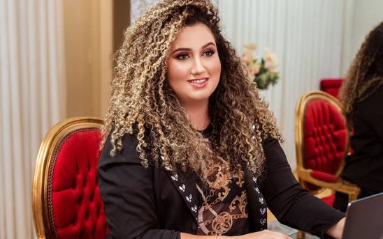 Retratos Corporativos de Kassia Fidelis - Cabeleireira especialista em cachos