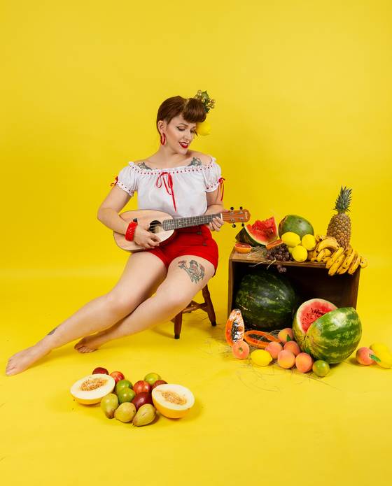 Pin-up de Lari Lady Cat - Chica Boom (Ensaio inspirado na Carmen Miranda feito em 2020)