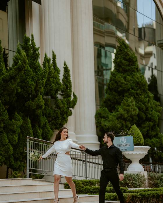 Pré-Wedding de Ensaio Pré-Wedding de Gabi e Henrique em Balneário Camboriú: Fotografia Urbana Moderna com Arquitetura Clássica