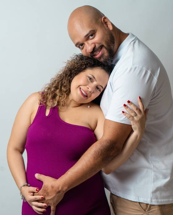 Gestante de Ensaio Gestante Jardim/Fundo Branco - Em Itatiba