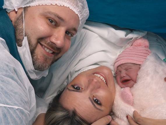 Parto Cesárea de Nascimento Theodora