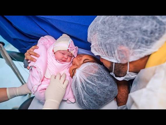 Parto Cesárea de Nascimento Maya