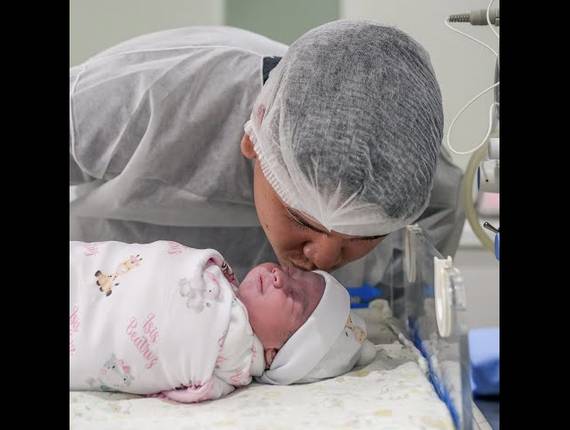 Parto Cesárea de Nascimento Isis