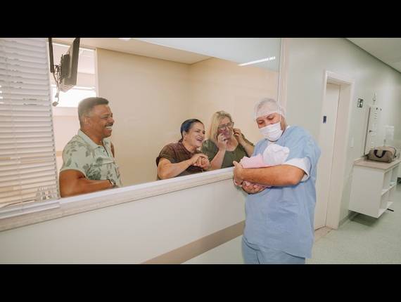 Parto Cesárea de Nascimento Emily